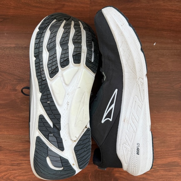 Altra Black VIA FWD. women's 11. - Picture 2 of 3